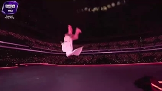 یکی‌از‌سوتی‌های‌متعدد‌ماما‌در‌حین‌اجرا‌ها‌اینبار‌توی‌اجرای‌تارزان‌که‌فیلم‌بردار‌با‌دوربین‌باهم‌چپه‌شدن‌و‌تصویر‌به‌چوخ‌رفت...