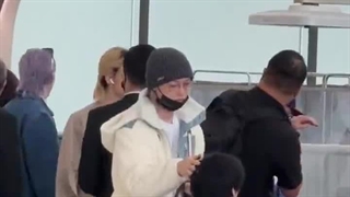 واییی بچممم لینو با ویلچر جابه‌جا میشهههه سر مراسم که پاش آسیب دید نمیتونه راه برههههه