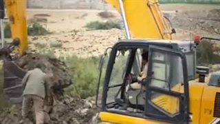 سجاده‌ای که کنار پیکر شهید پس از ۴ دهه پیدا شد