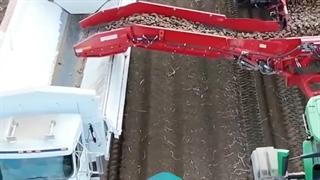 نوار نقاله نصب‌شده روی کامیون در زمین کشاورزی