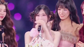 وقتی آیو جایزه گرفتن لیسو خیلی کیوت سعی کرد چینی حرف بزنه و ( ادامه کپشن )