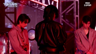 فن کم از اجرای فلیکس عضو استری کیدز برای آهنگ chk chk boom