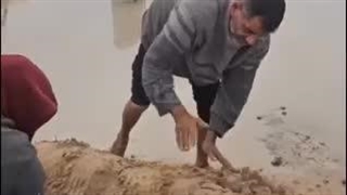 تلاش مردم غزه برای غرق نشدن