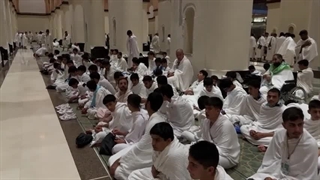 احرام بستن دانش آموزان پسر در مسجد شجره جهت تشرف به بیت الله الحرام - آذر ماه 1404