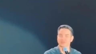 حاشیه کنسرت شیراز: تذکر محسن یگانه به تماشاچی حامل پرچم بحرین