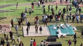 وضعیت عجیب و هرج و مرج در ورزشگاه میزبان مسی و سوارز در هندوستان