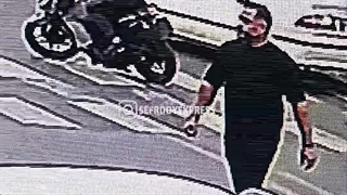 فیلم لحظه سرقت گردنبند زنجیر طلا در جنوب پایتخت توسط سارقان حرفه ای موتور سوار