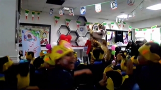 اجرای آهنگ صدریشتری در جشن مدرسه