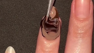 چه قشنگ لاک زد