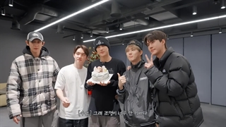 ولاگ جشن تولد کای و کیونگسو تو اتاق تمرین EXO + زیرنویس انگلیسی