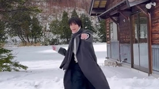 امکان نداره زمستون باشه و برف بباره و کسی آهنگ The First Snow اکسو رو به یاد نیاره ^^ _تیک‌تاک بومگیو TXT