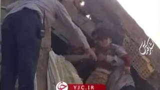 نجات کودک از زیر آوار در حادثه انفجار گاز در اهواز