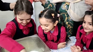 کیک‌ پزی شاد دانش‌آموزان دوره اول ابتدایی در دبستان نیکا