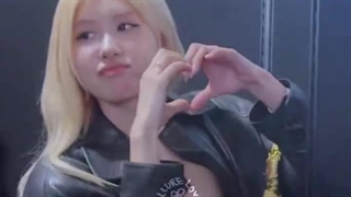 منتشر شده از رزی که در کافه‌ای در سئول با حضور طرفدارها تولدش رو جشن گرفته