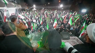 پرچم متبرک حرم مطهر رضوی در بین تجمعات خیابانی مردمی جنگ رمضان 1405