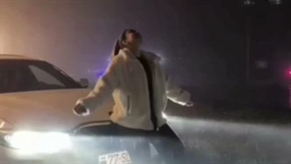 زیر بارونا برقص.‌..