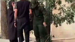 پسره رفته بوده سربازی میخواسته دوست دخترش رو سوپرایز بکنه میبینه بهش خیانت کرده