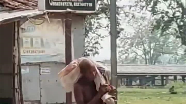 مردی با اسکلت خواهرش به بانک رفت!