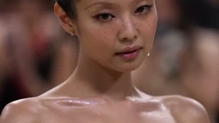 Jennie in met gala + کپ