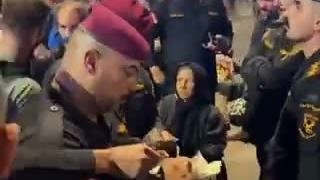 وقتی که پلیس های عراقی پول رو هم میزارن تا ویلچر برای یک بانوی زائر ایرانی تهیه کنن!....