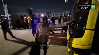 حرکات خطرناک هواداران برای سلفی با بازیکنان مقابل اتوبوس استقلال